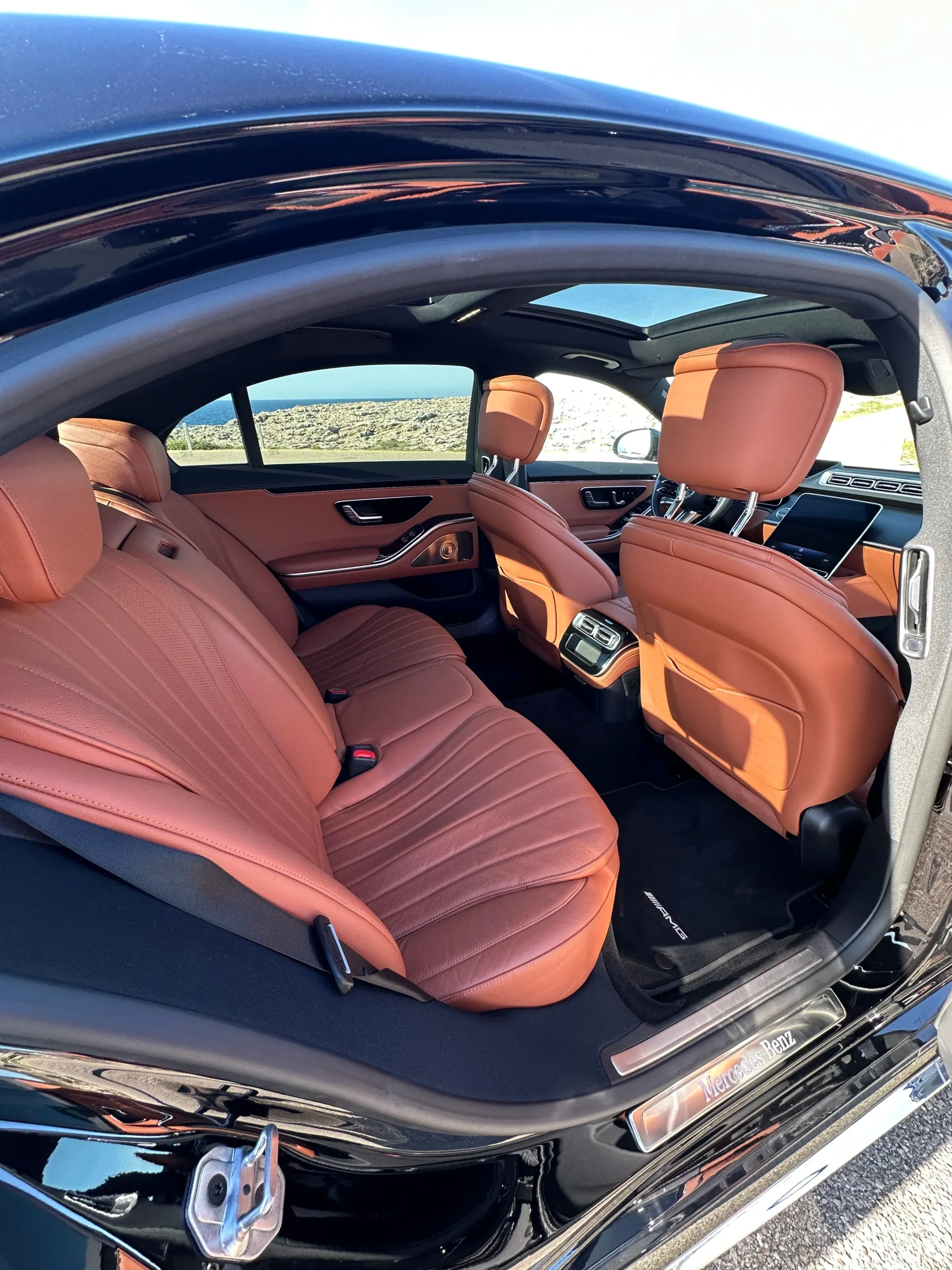 Interior cuero naranja Menorca Bus asientos premium traslado privado