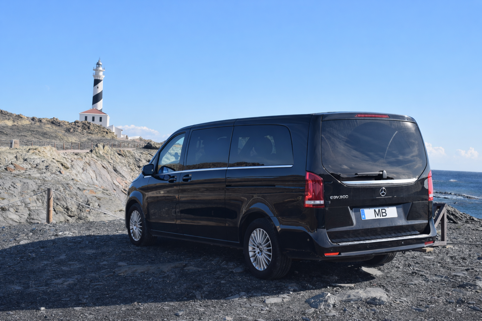Shuttle Menorca con vehículo Mercedes-Benz EQV de MenorcaBus