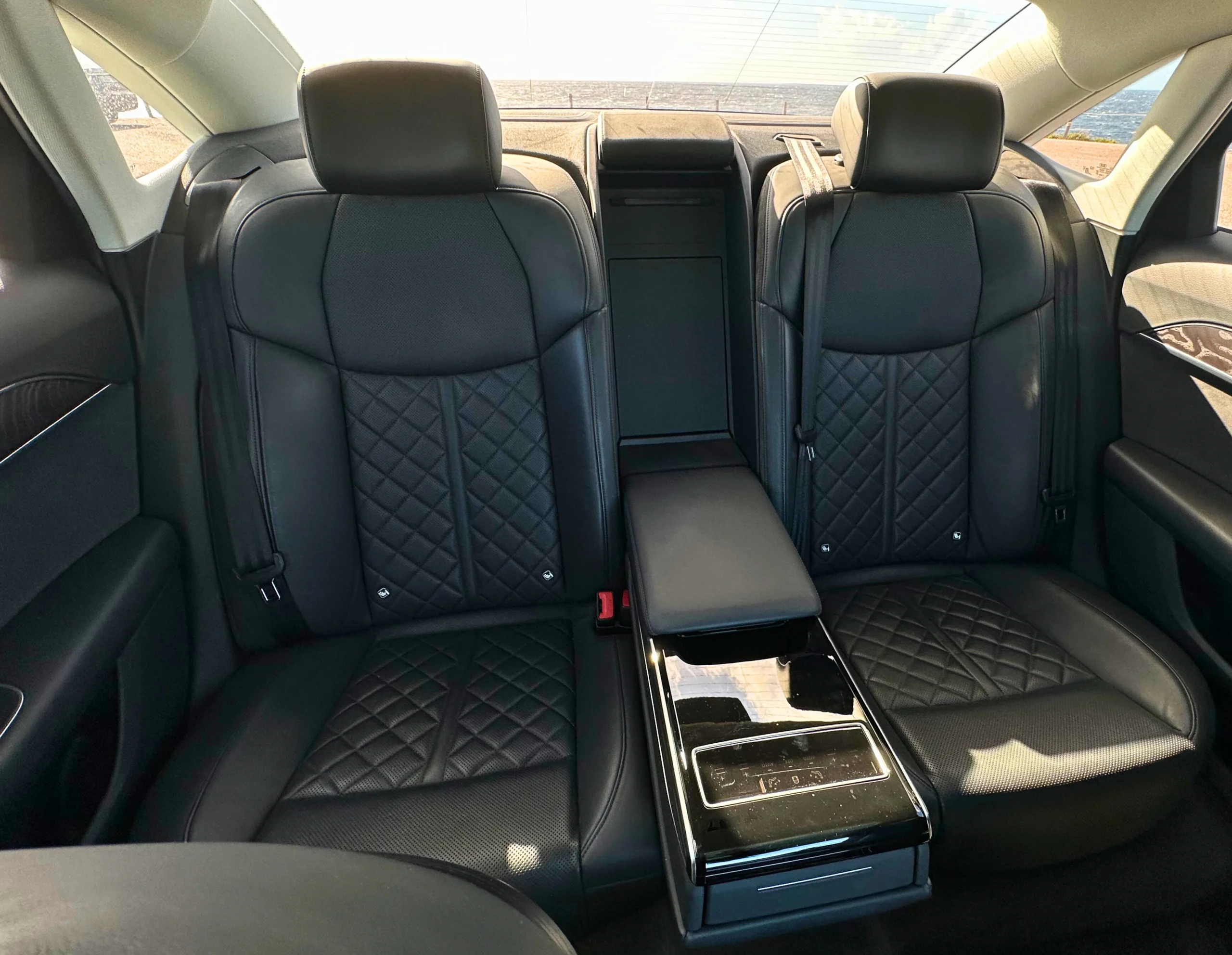 Audi A6 VTC en el aeropuerto de Menorca para servicio transfer VIP