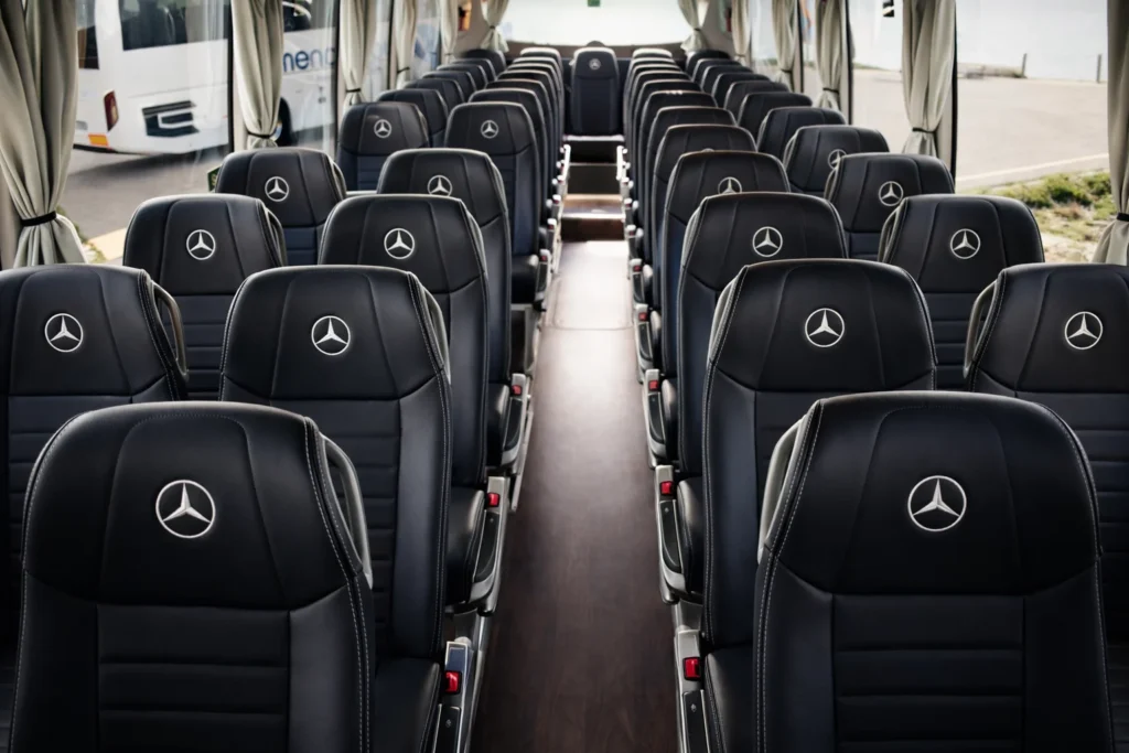 Mercedes Tourismo M/3: autocar de tres ejes orientado a capacidad, estabilidad y confort