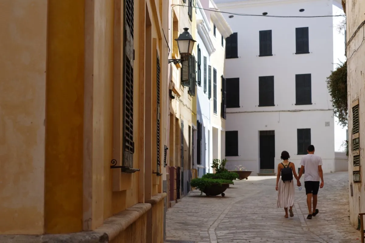 Paseo por el centro histórico de Ciutadella durante una excursión de crucero MSC