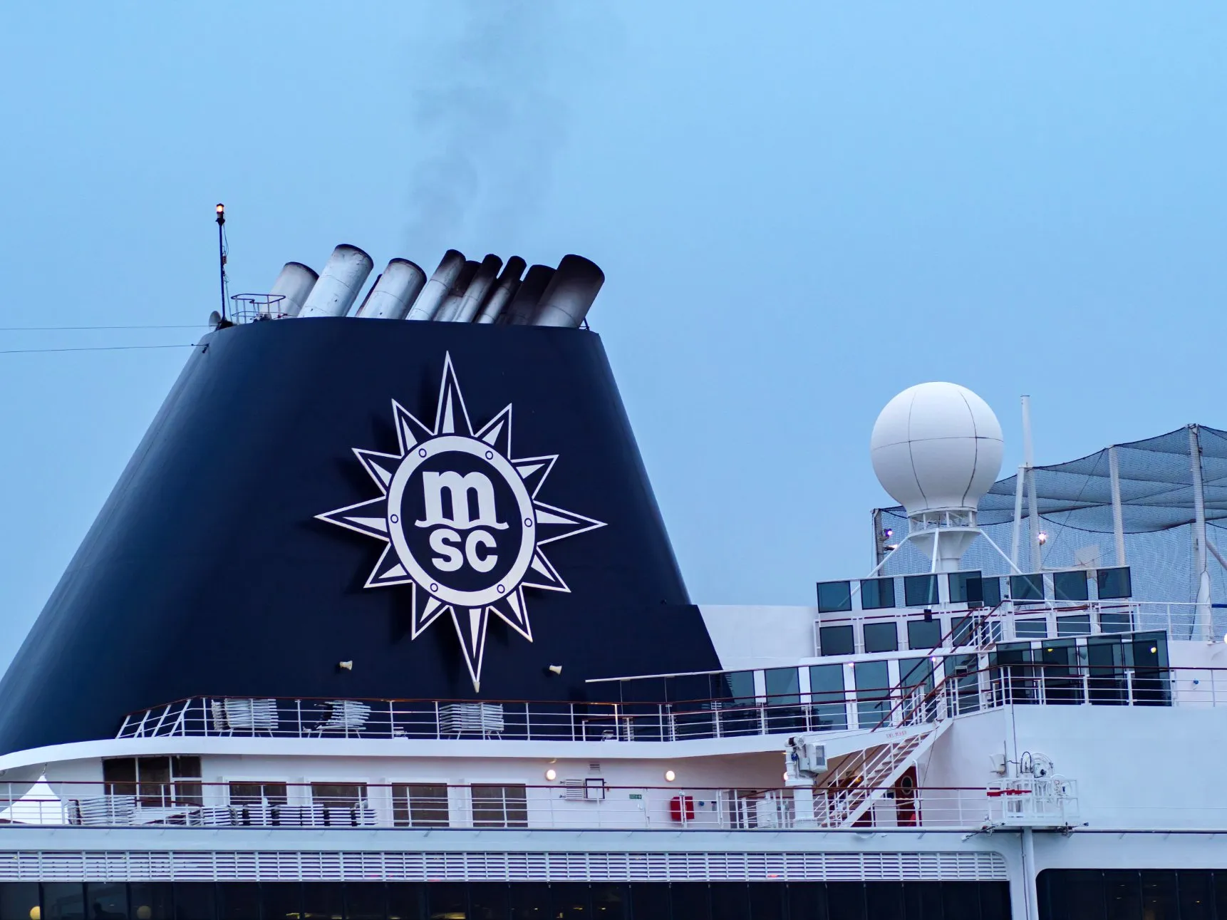 MSC Cruceros atracado en el puerto de Maó, Menorca
