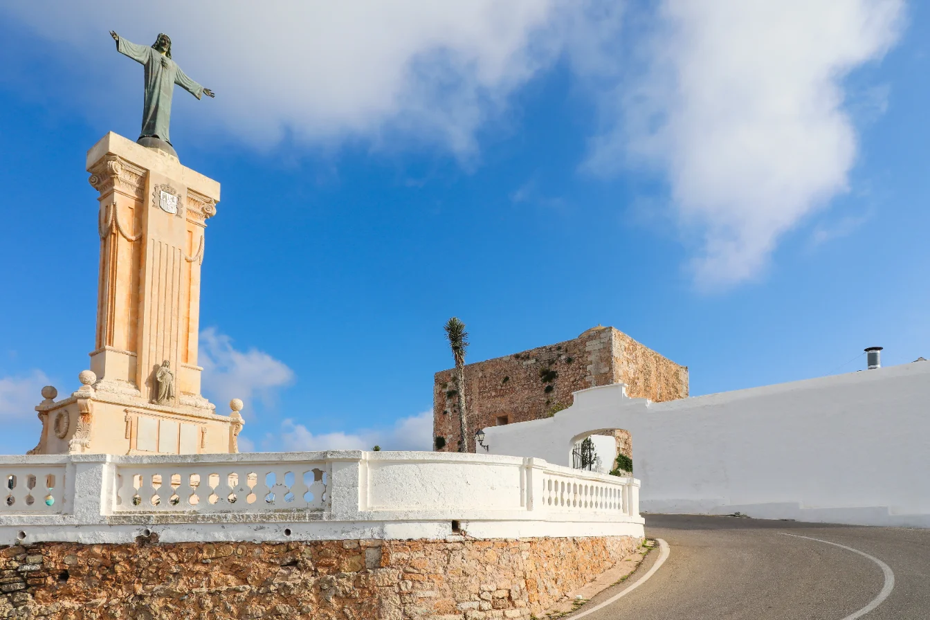 Monte Toro en Menorca durante una excursión desde el puerto de Maó