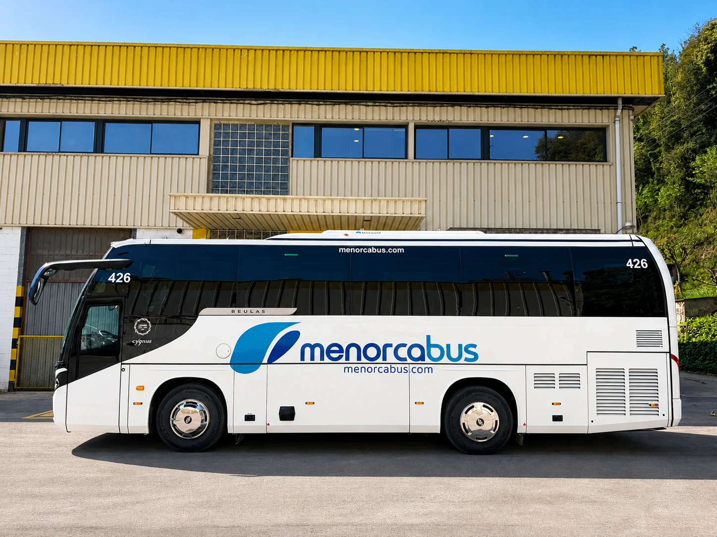 Wie man sich auf Menorca ohne Auto mit Bussen fortbewegt