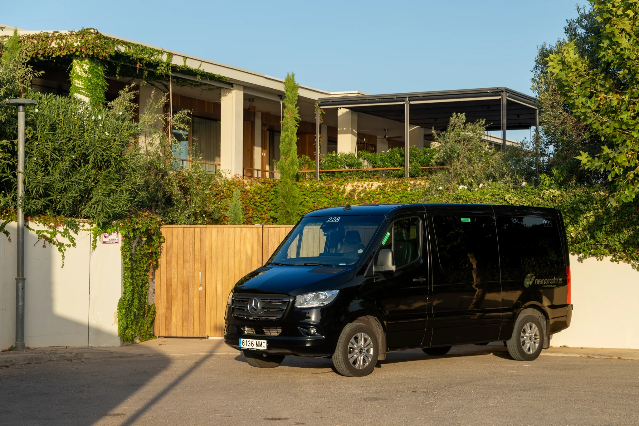 Minibús Iveco Daily de MenorcaBus en servicio de traslado al aeropuerto de Menorca
